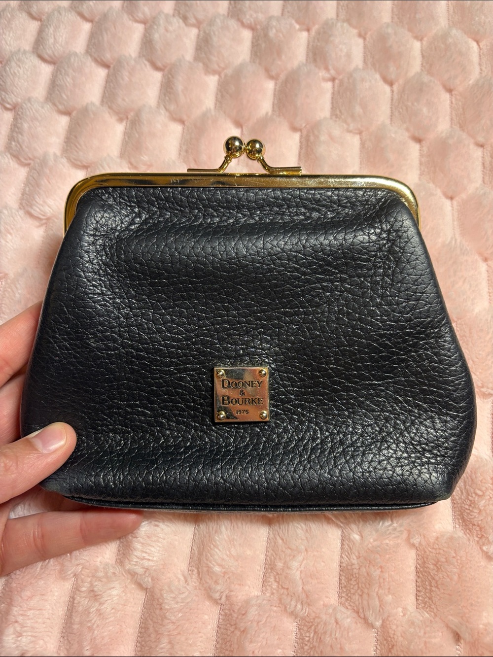 Y2K/ Vintage Dooney & Bourke Pebbled Kiss-Lock Coin Pouch with Gold Hardware - Picture 2 of 16